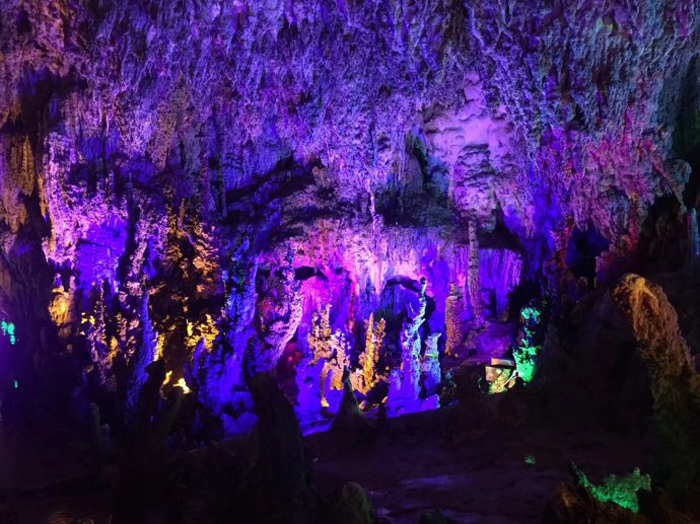 溶洞6D灯光秀 (6).jpg