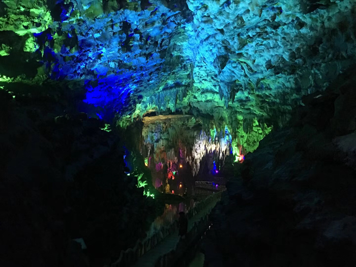 溶洞6D灯光秀 (2).jpg